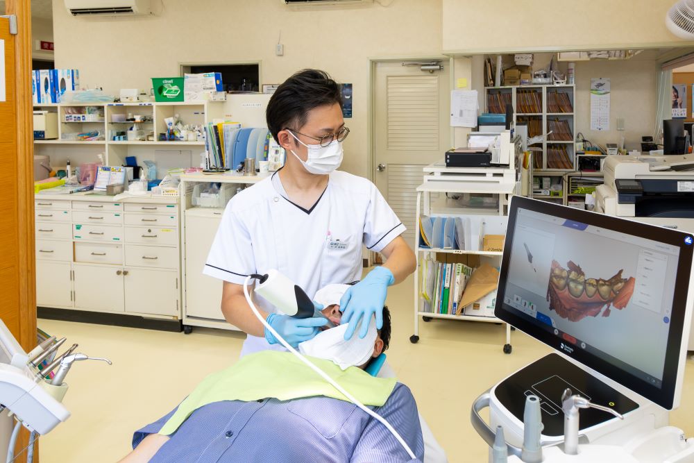 定期検診による早期の病状発見と歯磨きなどの生活指導